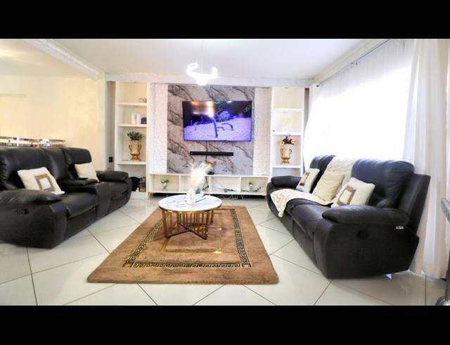 4 BEDROOM HOUSE FOR SALE IN LENASIA EXT 8